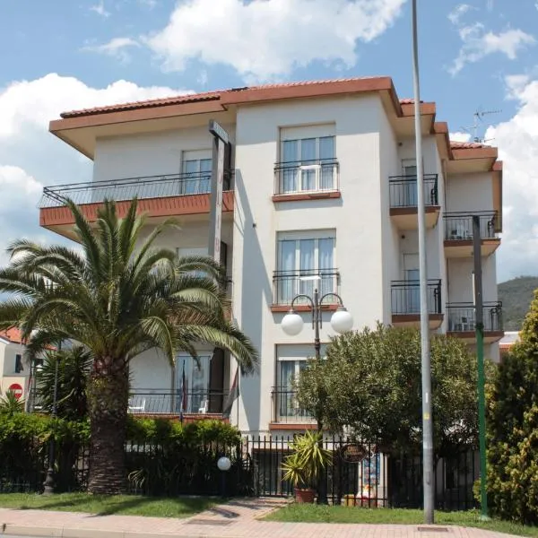 Residence Colibrì Family & Bike，位于洛阿诺的酒店
