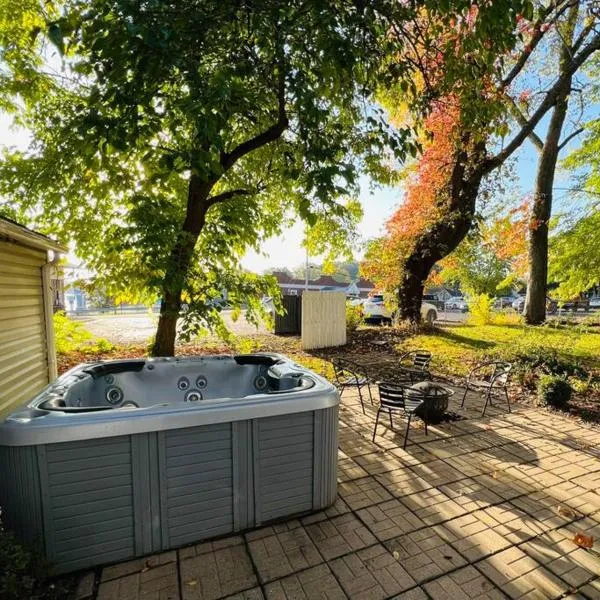 Charming PLX Cottage-LAKE VIEW，位于亚克朗的酒店