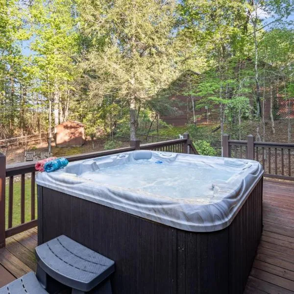 Lake Lure Oasis in the Woods w/ Hot Tub & More!，位于Lake Lure Mountain Estates的酒店