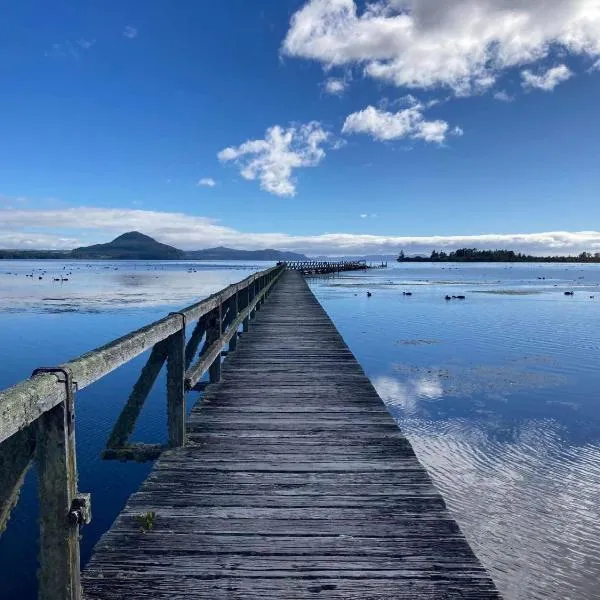 Kiwi cabin with geothermal pool by lake Taupo，位于汤加里罗的酒店