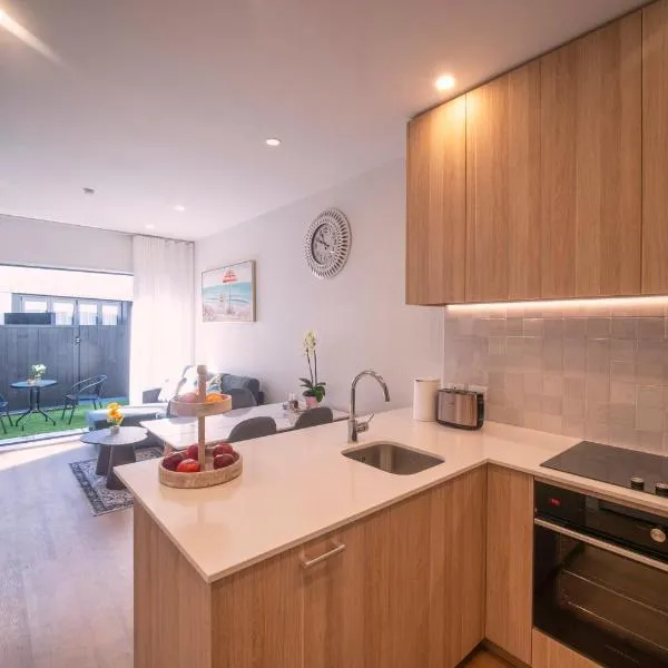 Modern Townhouse Close to City with Full Kitchen - Ellerslie，位于奥克兰的酒店