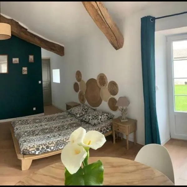 Chambre Au clos des auges，位于Saint-Saturnin-du-Bois的酒店