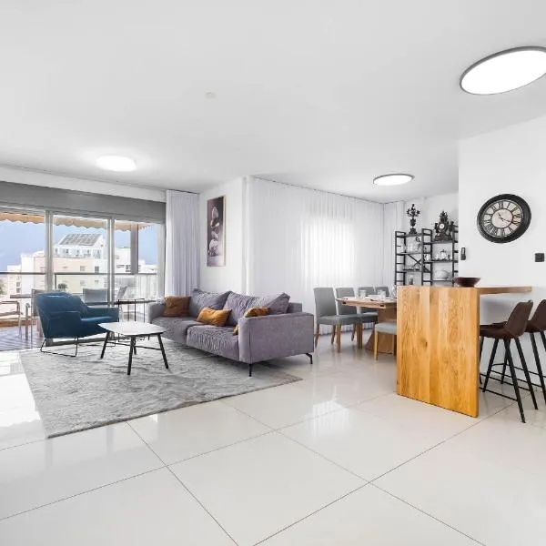 Ashdod Luxe Escape Spacious, Stylish, with Mamád，位于阿什杜德的酒店
