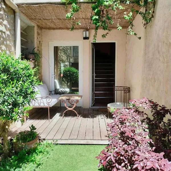 La magnanerie colorée. (5 personnes, 3 chambres)，位于Ancône的酒店