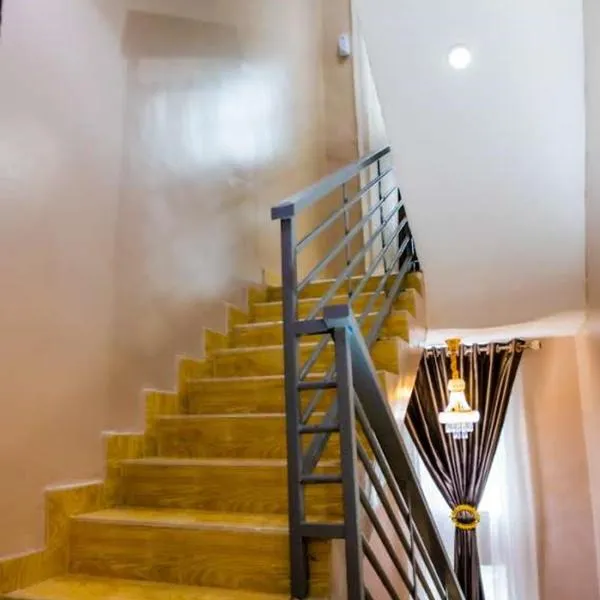 El Elyon Hotel and Suites，位于拉各斯的酒店