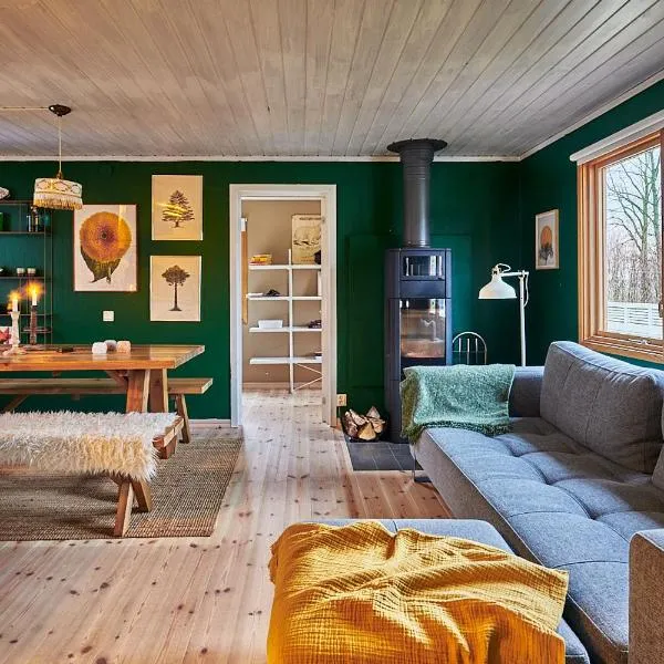 Cosy cabin w fireplace 3 mins from Söderåsen Park，位于Ljungbyhed的酒店