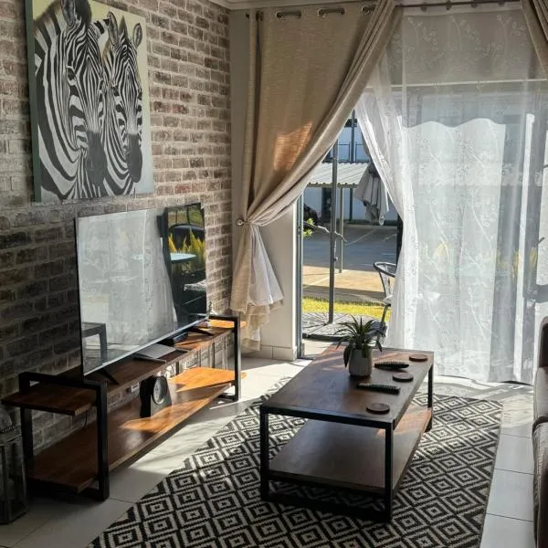 Lakhe Lethu Apartment: Green Valley Estate，位于Boschjeskop的酒店