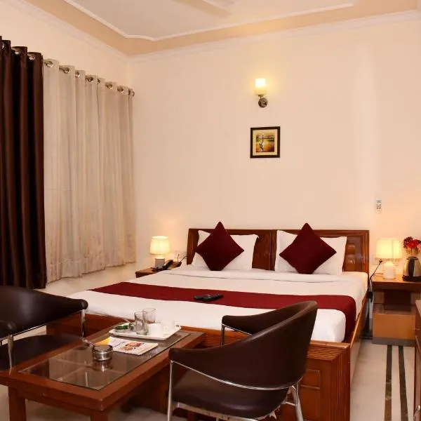 Hotel Gracious，位于Garhi Harsāru的酒店