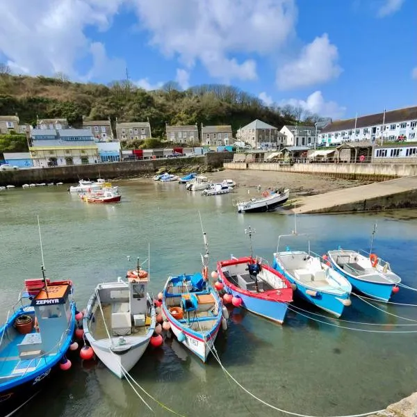 Beautiful Apartment with Views of Porthleven Harbour，位于马利恩的酒店