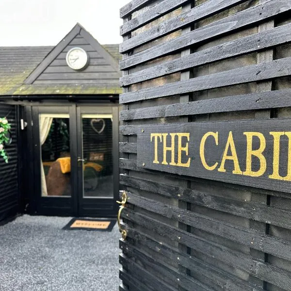 The Cabin Near Stansted Airport，位于Little Hallingbury的酒店