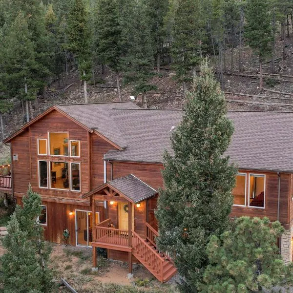 BEST VIEWS! Luxury Mountain Home - Saltwater HotTub, Firepit, BBQ- Close to Trails, Red Rocks，位于埃弗格林的酒店