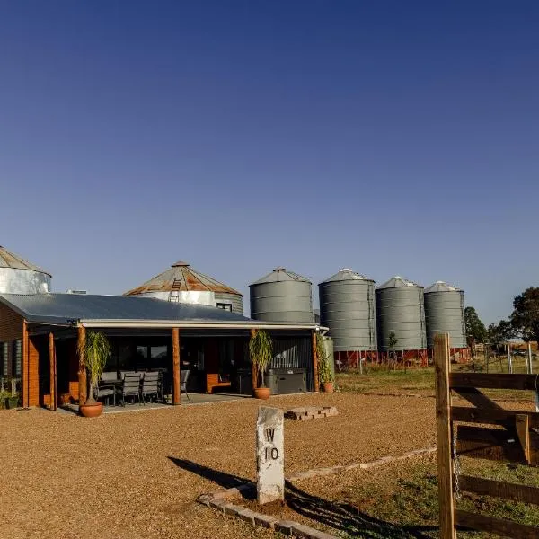 Top Paddock Silo Stay，位于福布斯的酒店