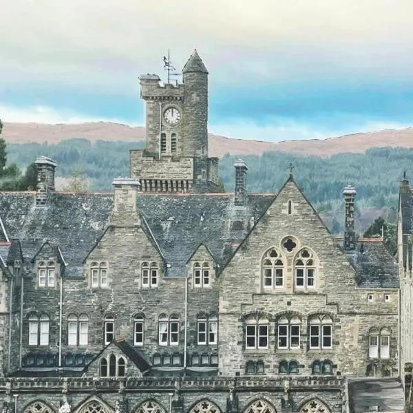 The Classrooms, Loch Ness Abbey - 142m2 Lifestyle & Heritage apartment - Pool & Spa - The Highland Club - Resort on lake shores，位于奥古斯都堡的酒店