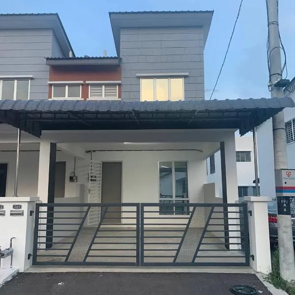 2storey Asraf's Homestay seri iskandar，位于斯里伊斯兰德的酒店