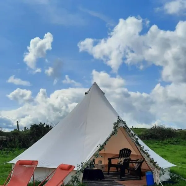 Summit Camping Kit Hill Cornwall Stunning Views Pitch Up or book Bella the Bell Tent，位于Kelly的酒店