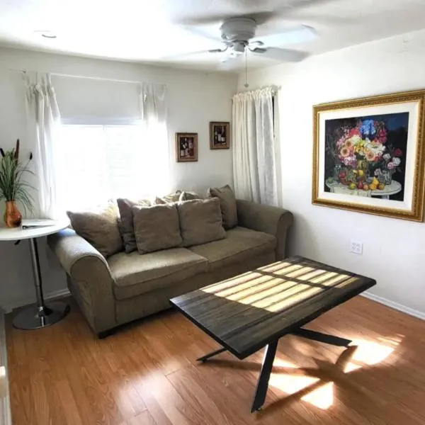 U4 - Cozy 1BR & 1BA Walkup APT in DT PHX with pkg，位于凤凰城的酒店