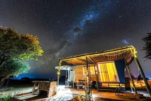 BellaTiny, Tiny House & Gypsy Wagon，位于Ondekaremba的酒店