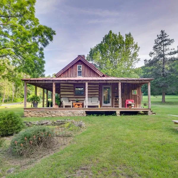 Restored Buchanan Log Cabin on 9-Mile Creek!，位于Reba的酒店