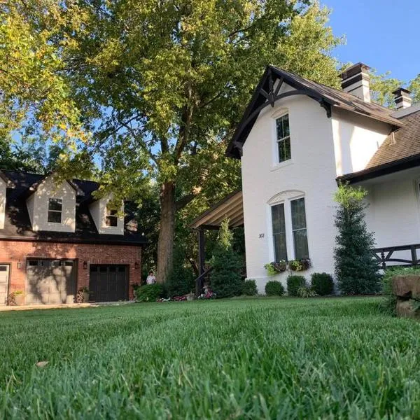 Carriage House on Historic Bentonville Square，位于罗杰斯的酒店