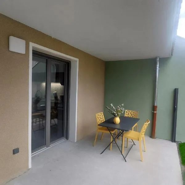 Appartement avec terrasse LO du Lac - Paladru，位于Paladru的酒店