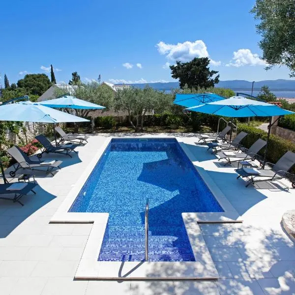 Apartments Šemper - HEATED POOL，位于波尔的酒店