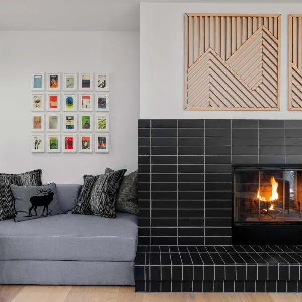 Chic Bend Condo with Fireplace and Forest Views!，位于本德的酒店