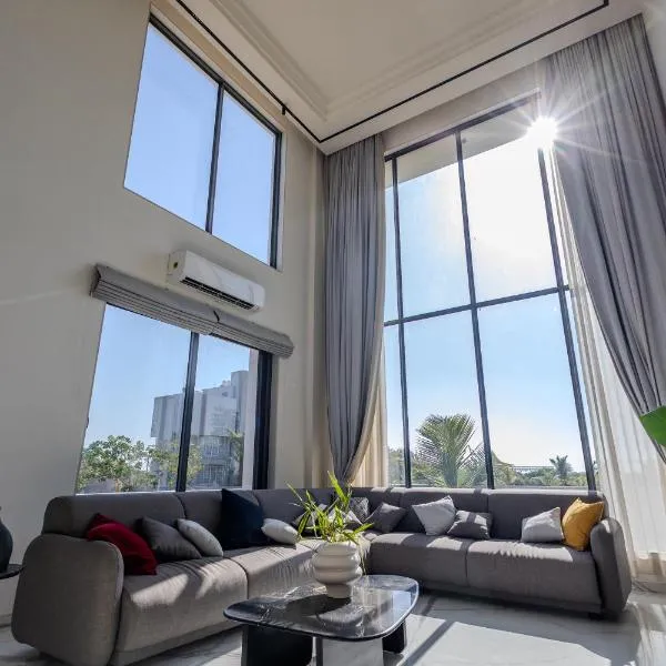 Cahaya - Beachouse 4BHK Villa with Jacuzzi & Home Theatre, 7 minute walk to the beach，位于曼德维的酒店