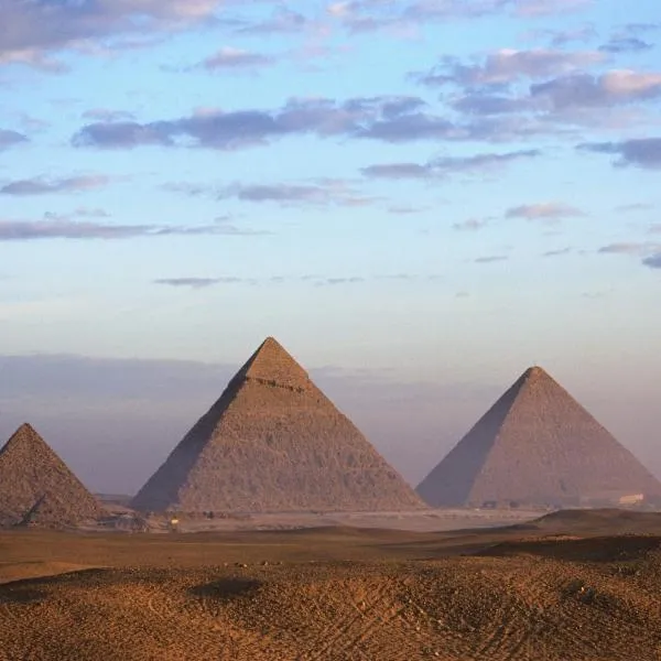 pyramids Alaaeldeinn，位于Abū Rawwāsh的酒店