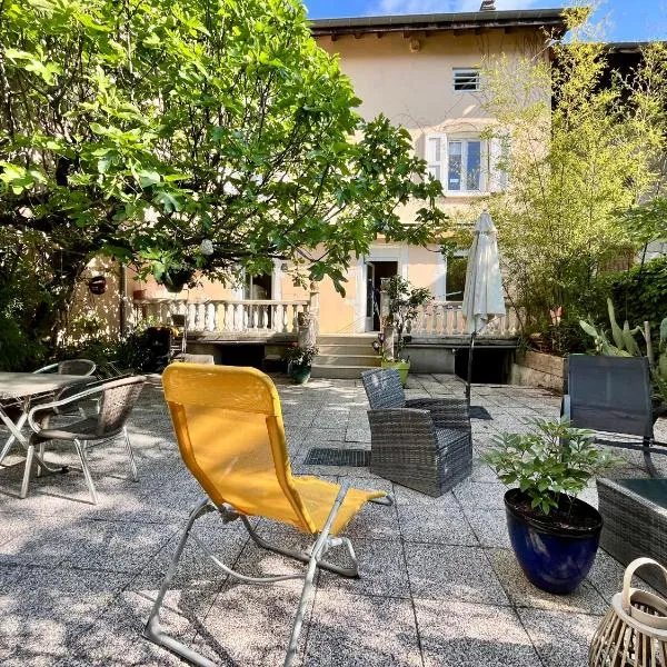 Le Cosy, accès terrasse de l'établissement，位于Cras的酒店