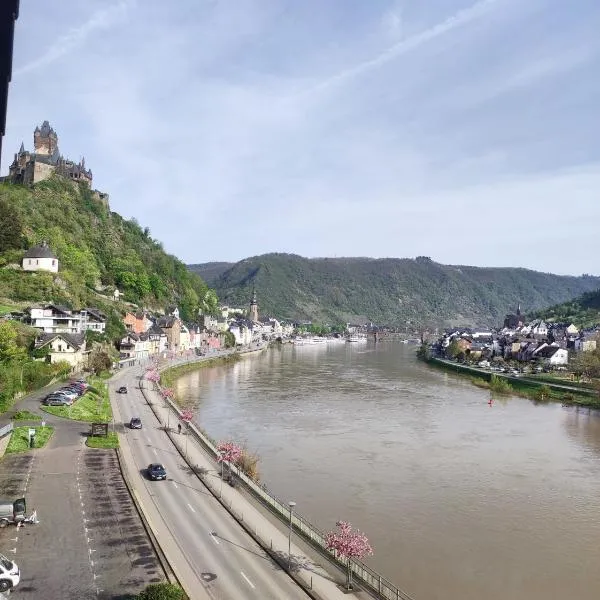 Panorama Oase Ferienwohnung mit Blick auf Mosel und Reichsburg，位于科赫姆的酒店