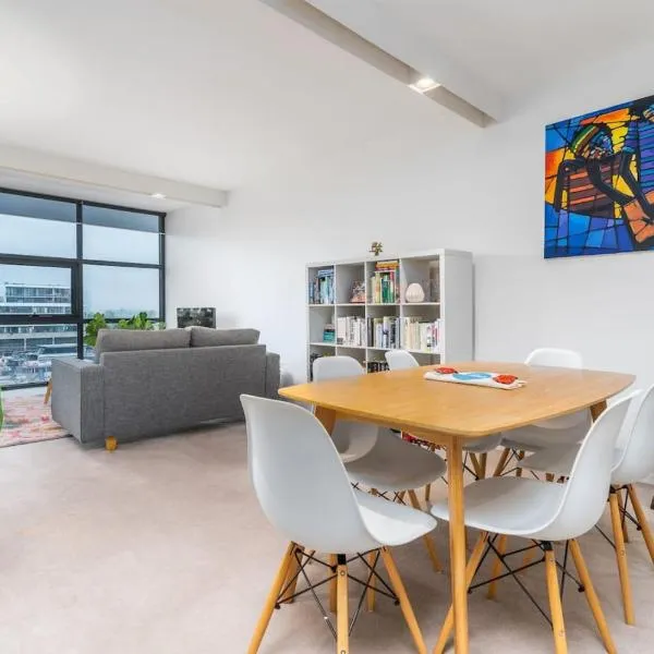 Captivating Lake Views in Kingston - Hosted by CanStay，位于金斯顿的酒店