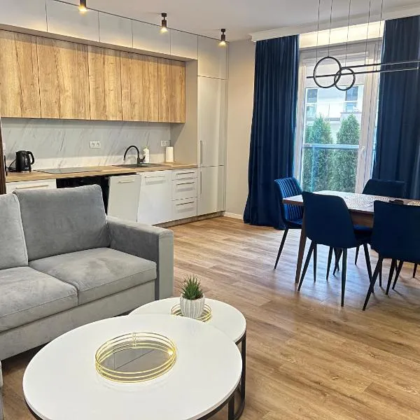 Apartament Sosnowy przy Basenach Tropikalnych, prywatny parking，位于凯尔采的酒店