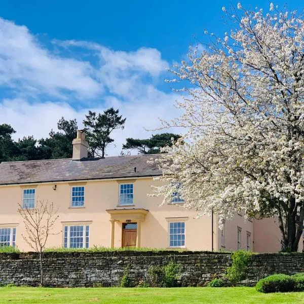 Beautiful farm house with dedicated sitting and media room for guest's use，位于Charwelton的酒店