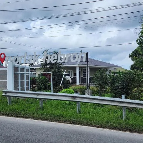 Porlak Hebron Family Homestay Silangit，位于Siborongborong的酒店
