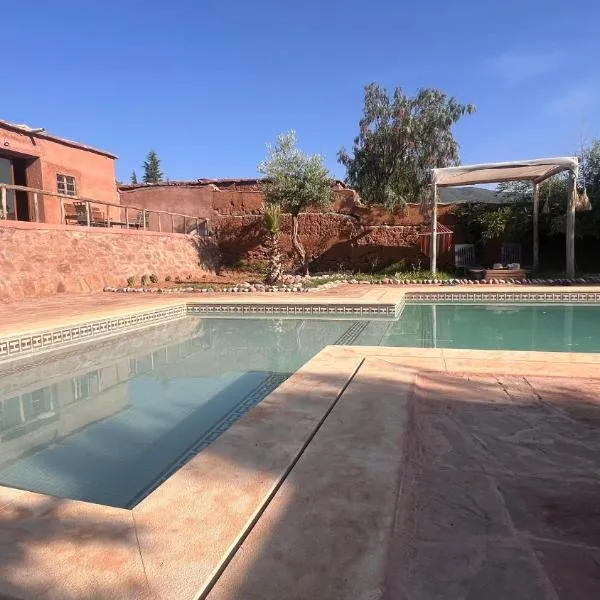 Escapade famille - vue panoramique et piscine privée，位于Aït Ghemat的酒店