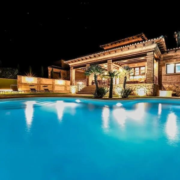 Luxe Experience Toledo * Pool * BBQ * Billar，位于拉耶斯的酒店