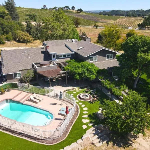 The Vineyard Farmhouse Villa，位于佩索罗伯斯的酒店