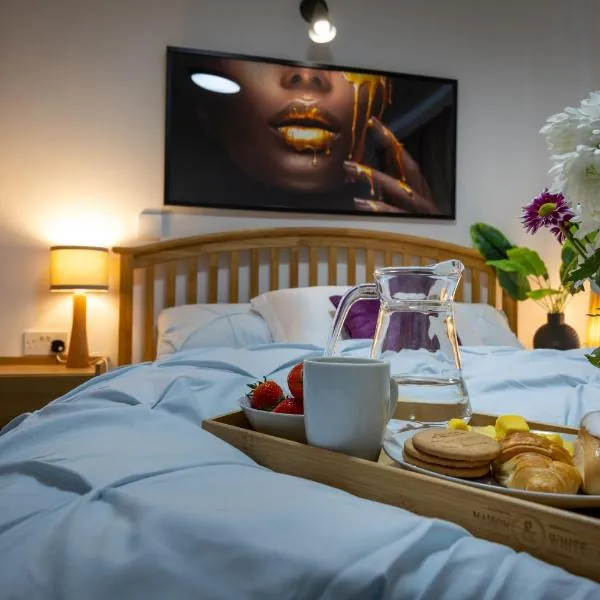 Epiphany homes - 4 bedroom house in Norwich - Contractor friendly - close to airport and hospital，位于诺里奇的酒店