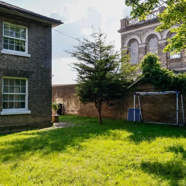 Hampton Court Cottage，位于特威克纳姆的酒店