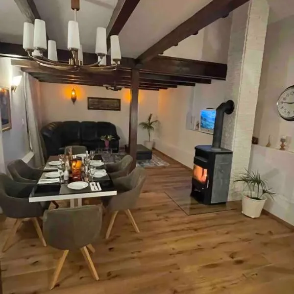 Lovely villa Monte close to Cologne with three bedrooms and one bathroom，位于弗雷兴的酒店