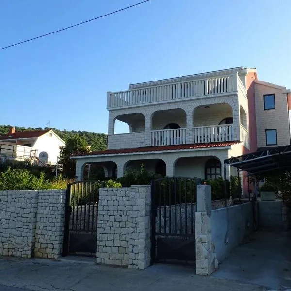 Apartman Daisy，位于斯拉汀的酒店