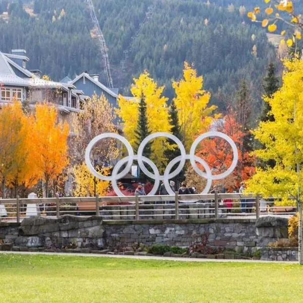 Bear Lodge, Whistler Village - Spectacular Location on Village Stroll, Designer Remodel，位于惠斯勒的酒店