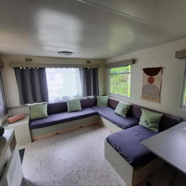 Mobilhome vintage "Océane"，位于Tourtoirac的酒店