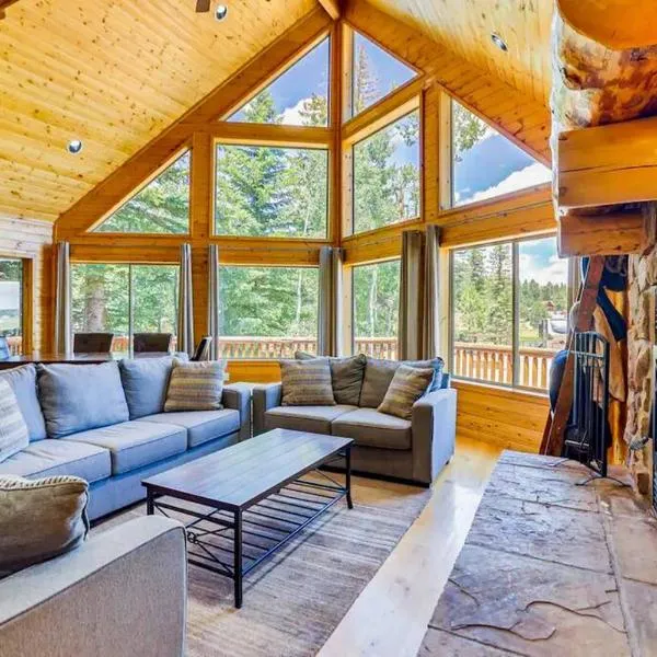 Strawberry Valley Villa -Stunning Views w/ Firepit，位于达克科里克村的酒店