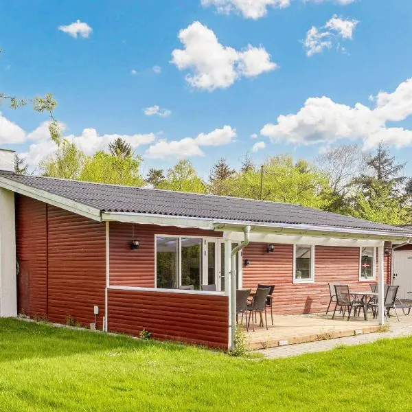 6 person holiday home in Nibe-By Traum，位于Nibe的酒店