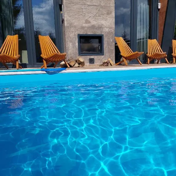 Orange Villa with private pool，位于伊利扎的酒店