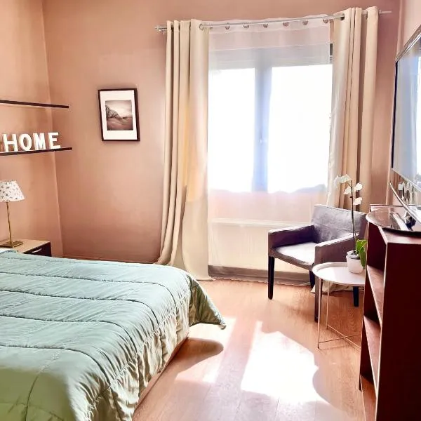 Crystal - 2-bedroom flat with parking，位于科莫蒂尼的酒店