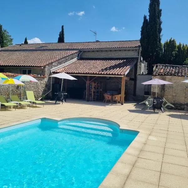 La Maison des Grands Bambous - L'Angoumois L'Aunis La Saintonge La Boutonne，位于Louzignac的酒店