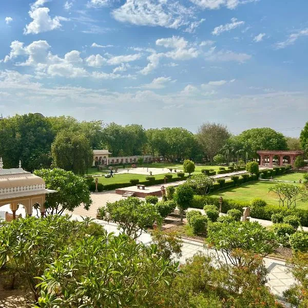 Umaid Palace - A Lakeside Resort - 25 minutes from Mehandipur Balaji - 20 minutes from Chand Baori Stepwell Abhaneri & 40 minutes from Bhangarh Fort，位于Dubbī的酒店