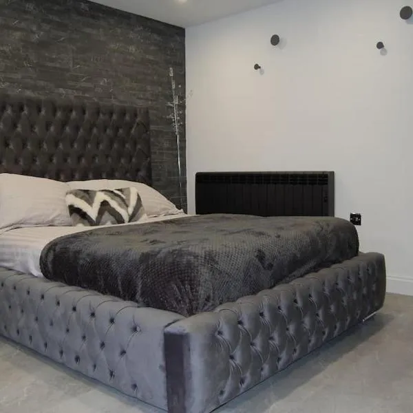 Self contained studio apartment in Burley, Leeds，位于海丁利的酒店